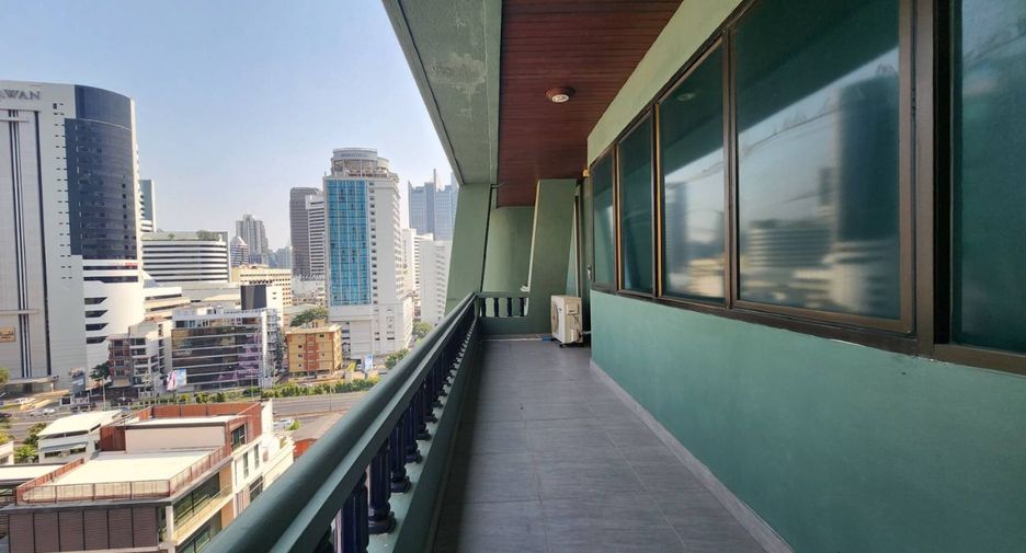 For rent 4 bedrooms apartment in Pathum Wan, Bangkok