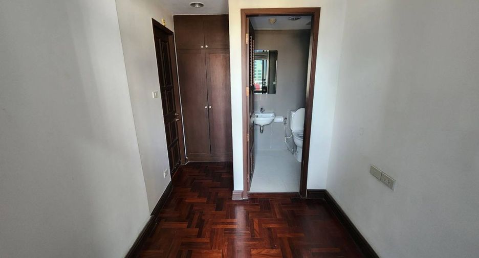 For rent 4 bedrooms apartment in Pathum Wan, Bangkok