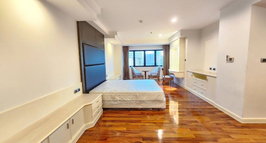 For rent 3 bedrooms apartment in Khlong Toei, Bangkok