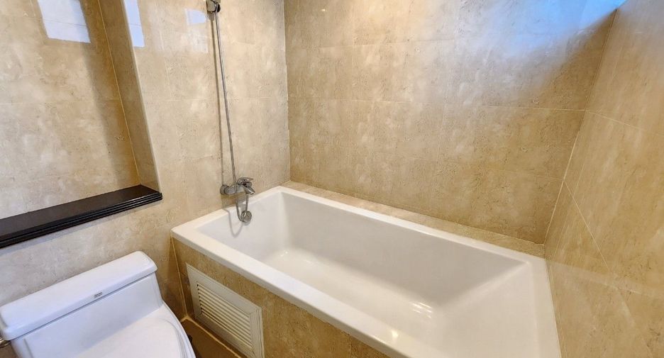 For rent 3 bedrooms apartment in Khlong Toei, Bangkok