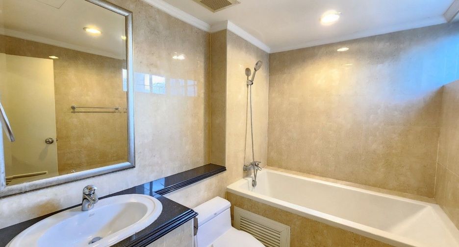 For rent 3 bedrooms apartment in Khlong Toei, Bangkok