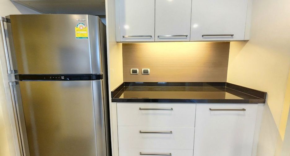 For rent 3 bedrooms apartment in Khlong Toei, Bangkok
