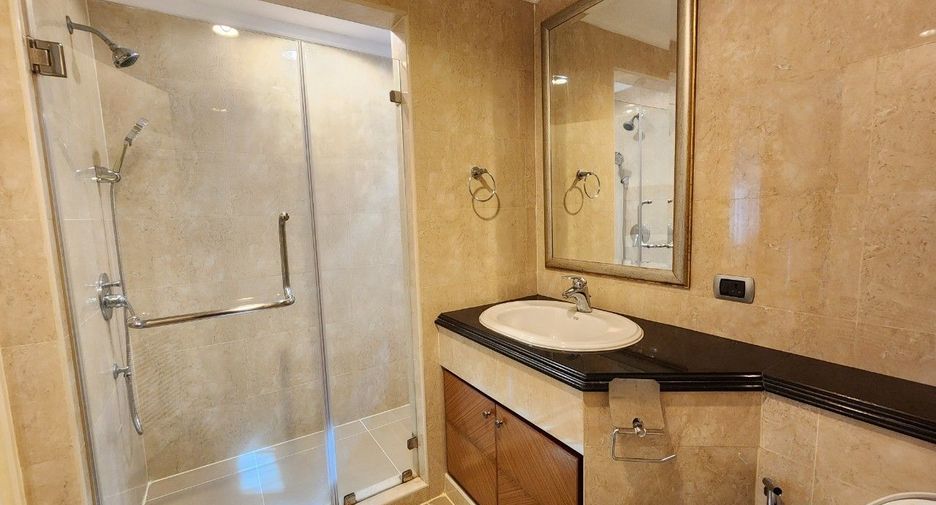 For rent 3 bedrooms apartment in Khlong Toei, Bangkok