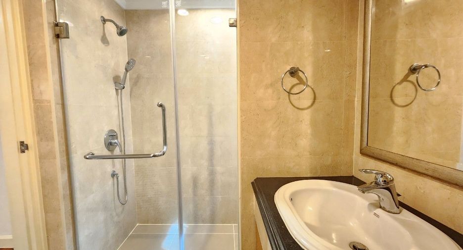 For rent 3 bedrooms apartment in Khlong Toei, Bangkok