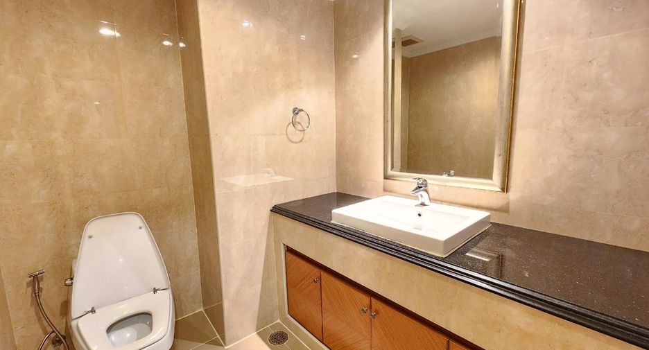 For rent 3 bedrooms apartment in Khlong Toei, Bangkok