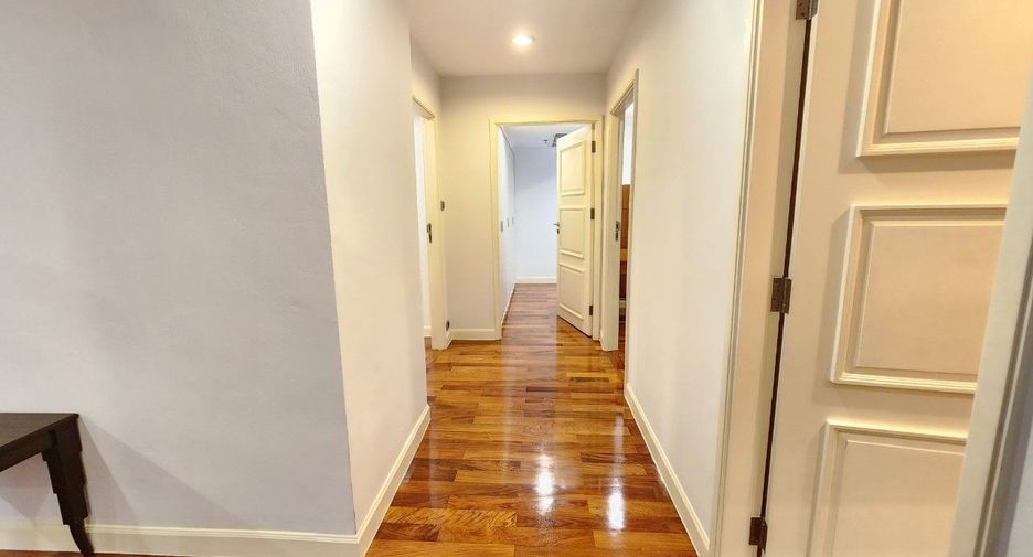 For rent 3 bedrooms apartment in Khlong Toei, Bangkok