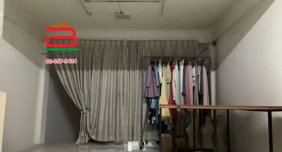 For sale 3 bedrooms retail Space in Wang Thonglang, Bangkok