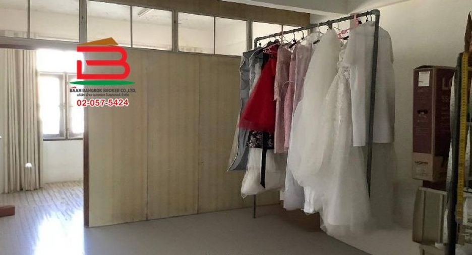 For sale 3 bedrooms retail Space in Wang Thonglang, Bangkok