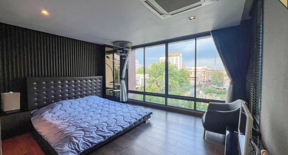 For rent and for sale 3 bedrooms townhouse in Watthana, Bangkok