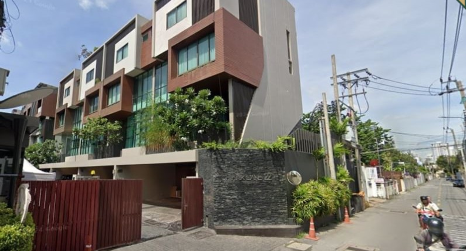 For rent and for sale 3 bedrooms townhouse in Watthana, Bangkok