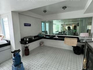 For sale 5 bedrooms retail Space in Huai Khwang, Bangkok