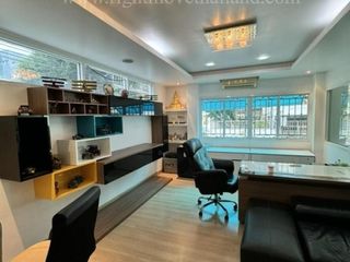 For sale 5 bedrooms retail Space in Huai Khwang, Bangkok