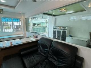 For sale 5 bedrooms retail Space in Huai Khwang, Bangkok