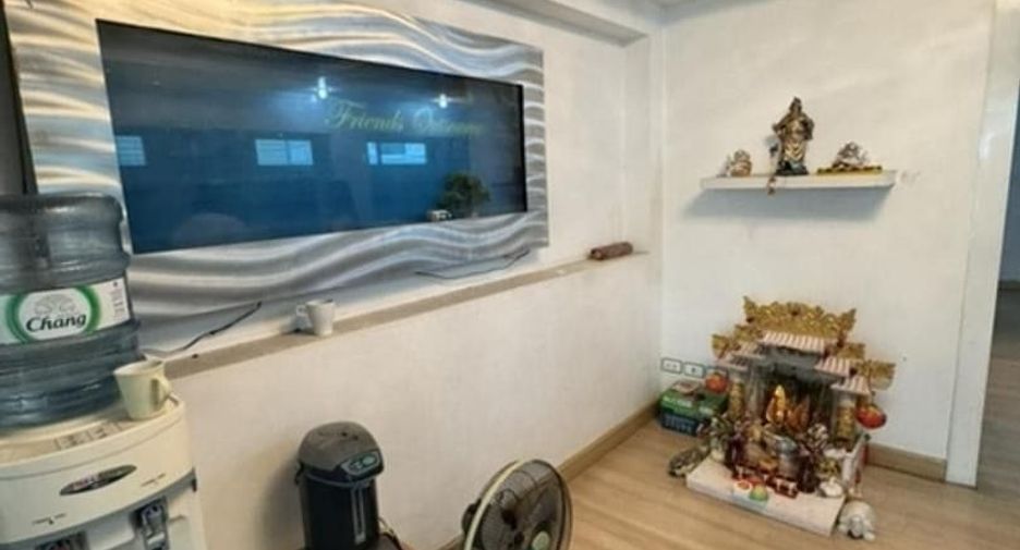出售 5 卧室 商业空间 在 Huai Khwang, 曼谷