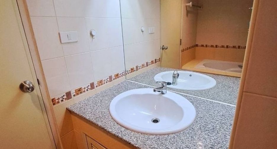 For sale 1 bed condo in Si Racha, Chonburi