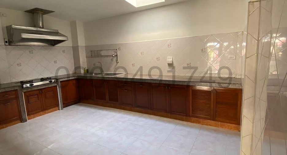 For rent studio townhouse in Lat Phrao, Bangkok