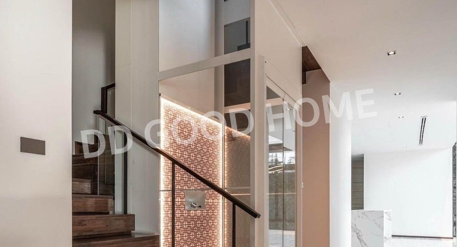 For sale 7 bedrooms house in Lat Phrao, Bangkok