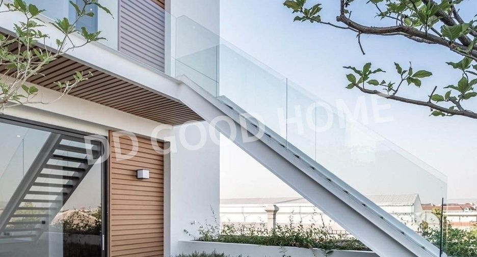 For sale 7 bedrooms house in Lat Phrao, Bangkok