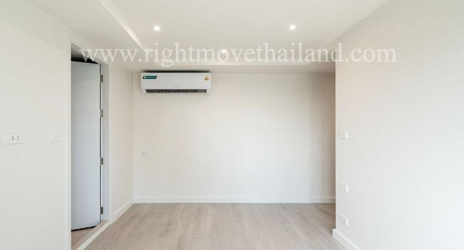 For sale 3 bedrooms condo in Watthana, Bangkok