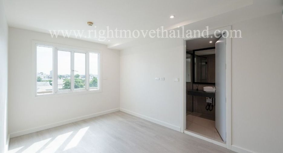 For sale 3 bedrooms condo in Watthana, Bangkok