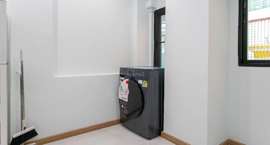 For rent 5 bedrooms house in Wang Thonglang, Bangkok