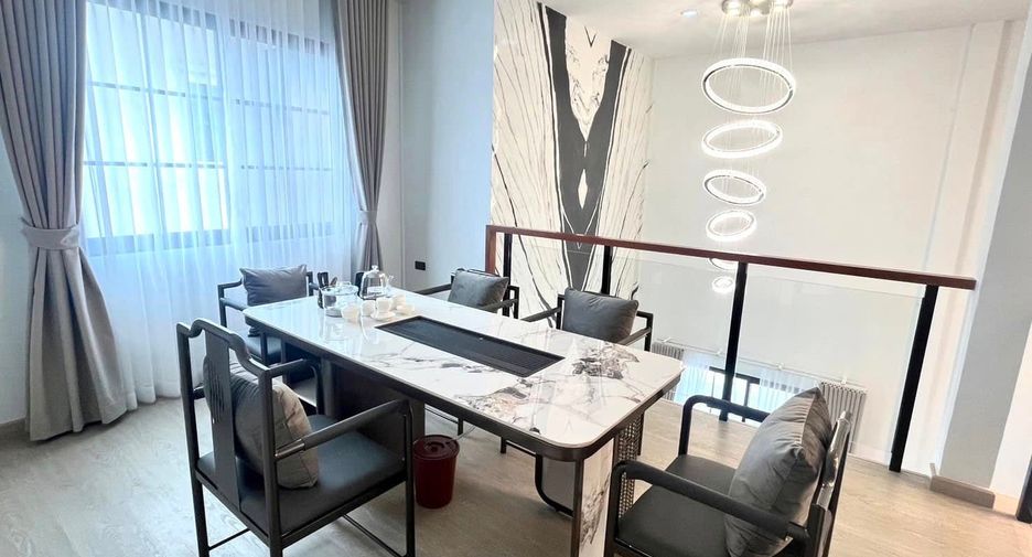 For rent 5 bedrooms house in Wang Thonglang, Bangkok