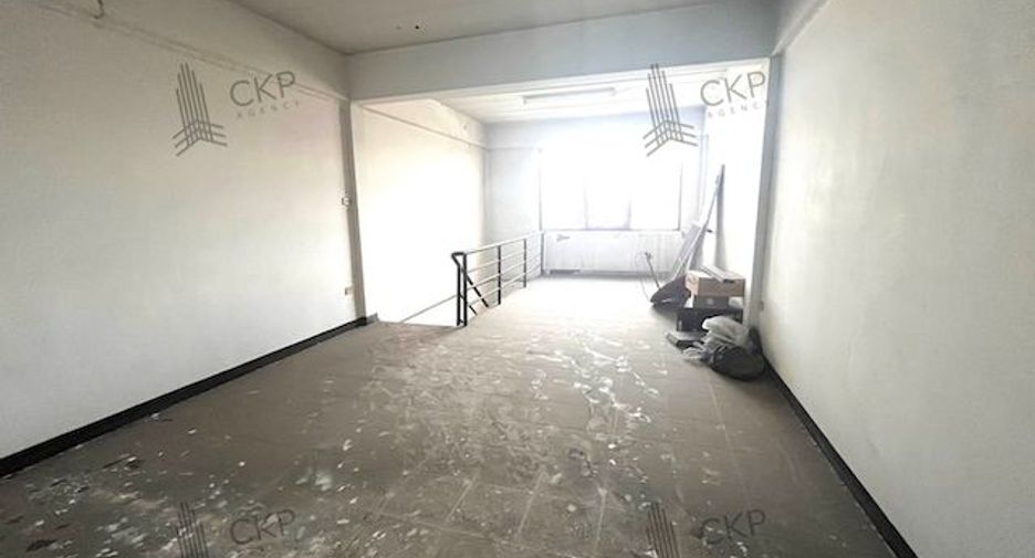 For sale 3 bedrooms retail Space in Lat Phrao, Bangkok