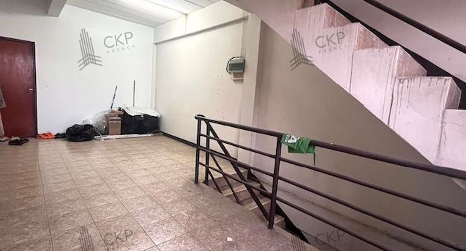 For sale 3 bedrooms retail Space in Lat Phrao, Bangkok
