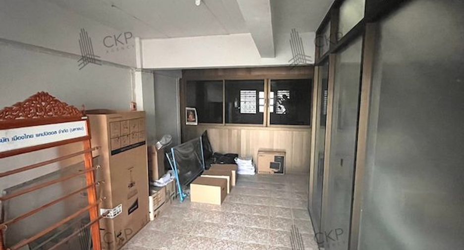 For sale 3 bedrooms retail Space in Lat Phrao, Bangkok