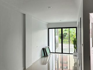 For rent 2 Beds office in Mueang Samut Prakan, Samut Prakan