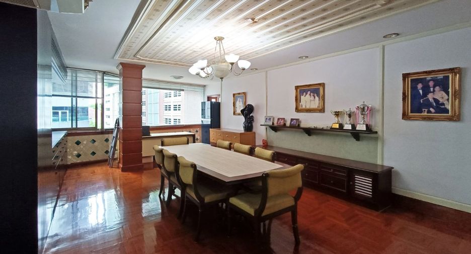 For sale 4 bedrooms condo in Khlong Toei, Bangkok