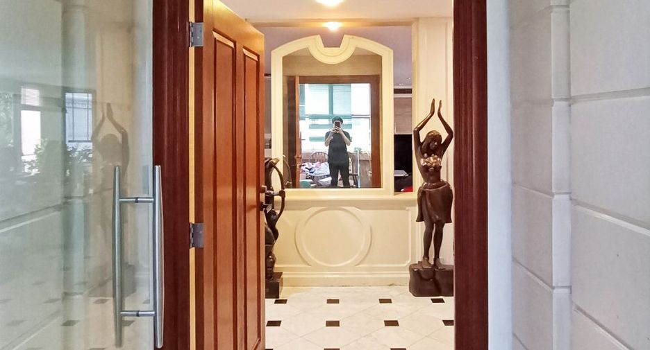 For sale 4 bedrooms condo in Khlong Toei, Bangkok