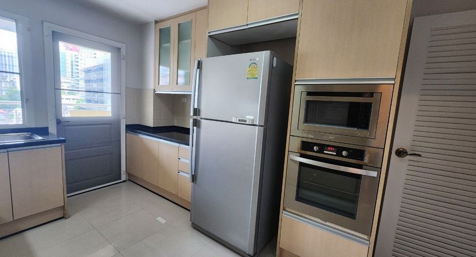For rent 3 bedrooms apartment in Khlong Toei, Bangkok