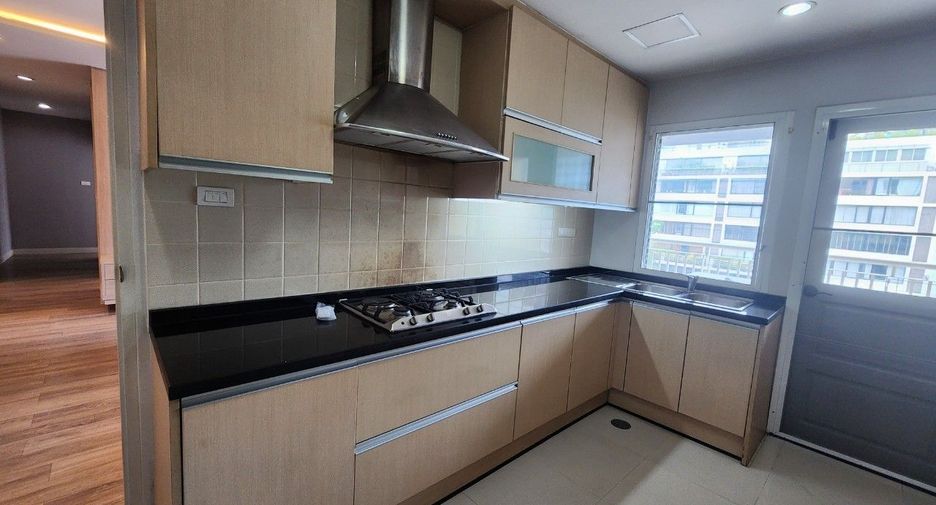 For rent 3 bedrooms apartment in Khlong Toei, Bangkok