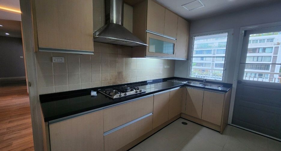 For rent 3 bedrooms apartment in Khlong Toei, Bangkok