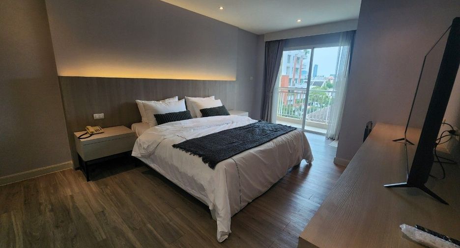For rent 3 bedrooms apartment in Khlong Toei, Bangkok