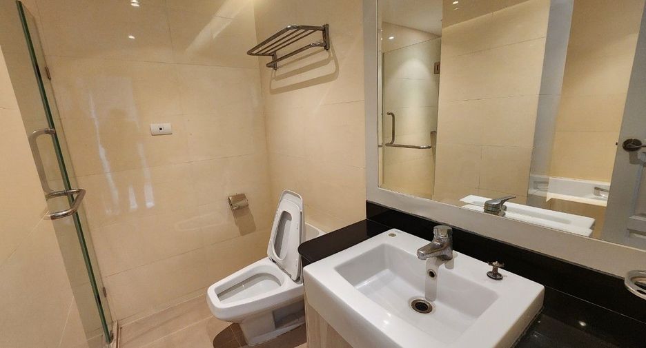 For rent 3 bedrooms apartment in Khlong Toei, Bangkok
