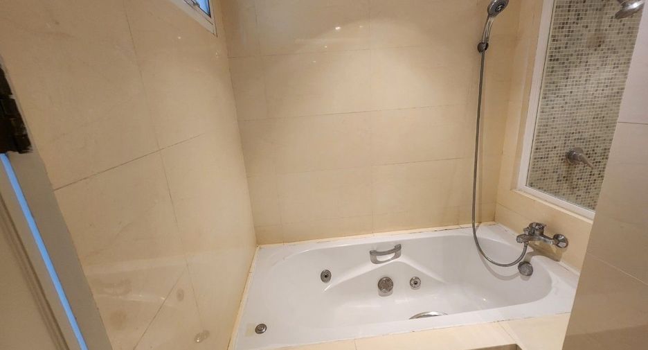For rent 3 bedrooms apartment in Khlong Toei, Bangkok