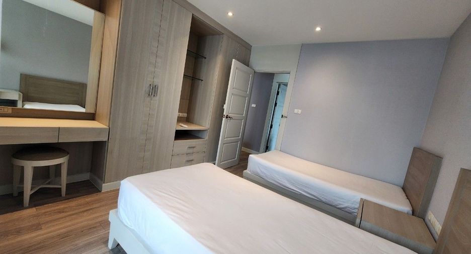 For rent 3 bedrooms apartment in Khlong Toei, Bangkok