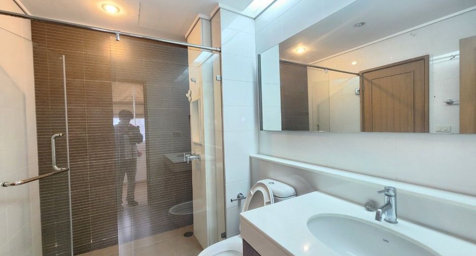 For rent 2 bedrooms apartment in Khlong Toei, Bangkok
