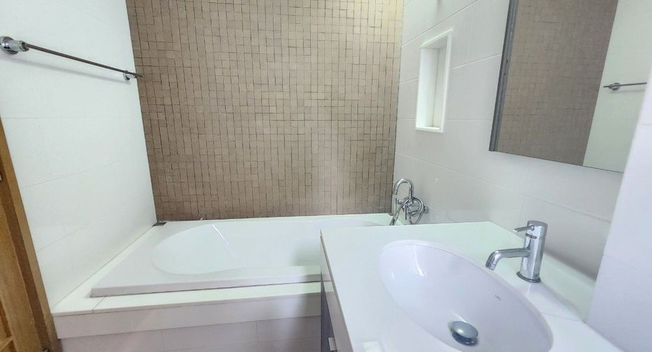 For rent 2 bedrooms apartment in Khlong Toei, Bangkok