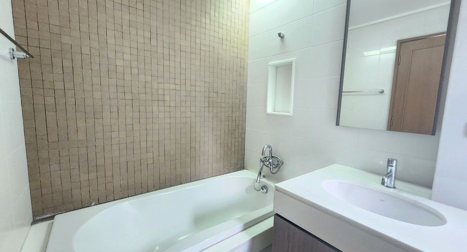 For rent 2 bedrooms apartment in Khlong Toei, Bangkok