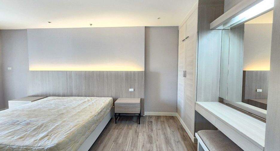 For rent 3 bedrooms apartment in Khlong Toei, Bangkok