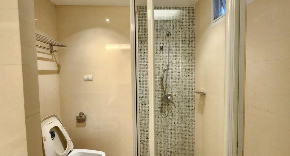 For rent 3 bedrooms apartment in Khlong Toei, Bangkok