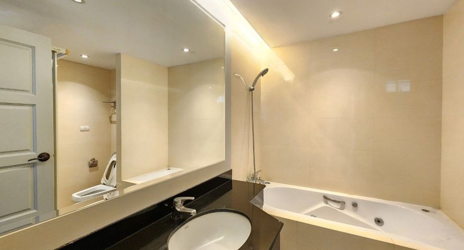 For rent 3 bedrooms apartment in Khlong Toei, Bangkok
