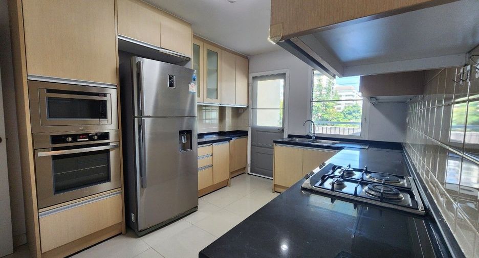 For rent 3 bedrooms apartment in Khlong Toei, Bangkok