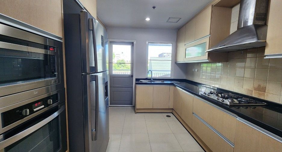 For rent 3 bedrooms apartment in Khlong Toei, Bangkok