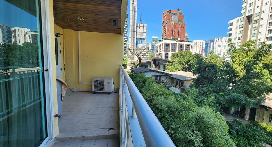 For rent 3 bedrooms apartment in Khlong Toei, Bangkok