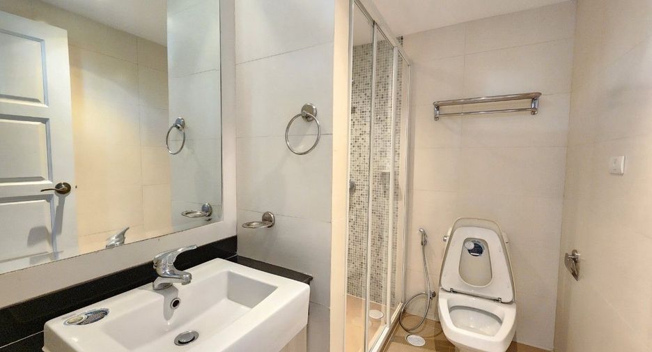 For rent 3 bedrooms apartment in Khlong Toei, Bangkok