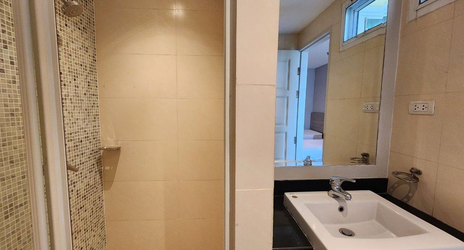 For rent 3 bedrooms apartment in Khlong Toei, Bangkok